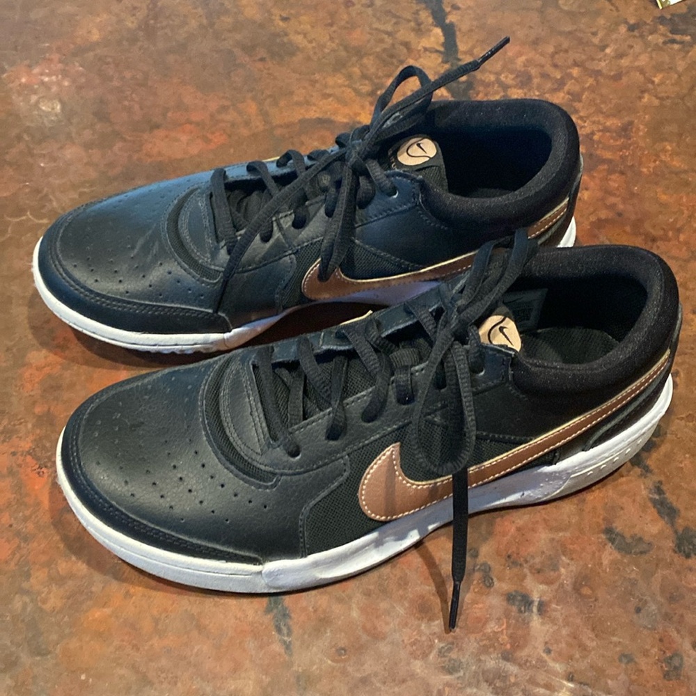 NikeCourt Zoom Lite 3 tennis shoes in the Black/Metallic Red Bronze. 8